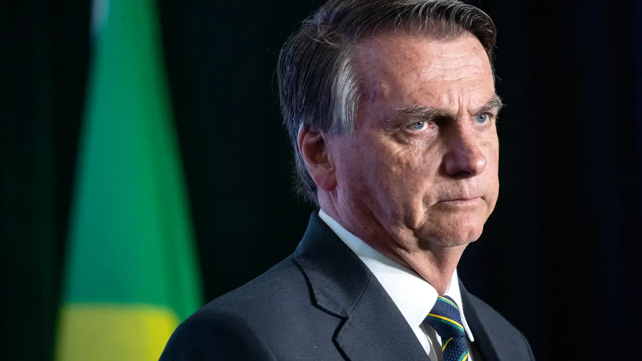 Moraes decreta prisão domiciliar de Bolsonaro; entenda