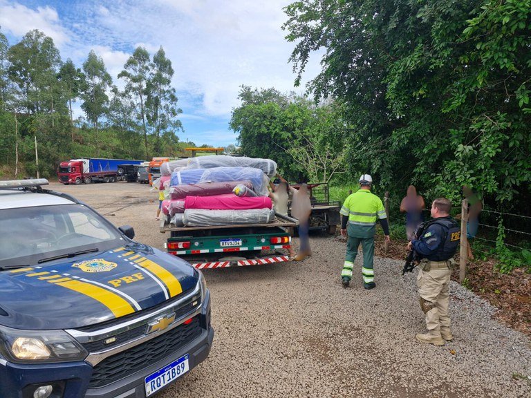 Suspeita de saquear carga da carreta tombada na BR-101 é detida no Sul do ES