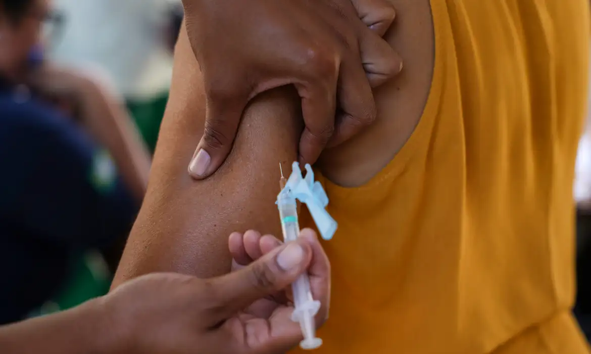 Para participar, é necessário estar com a caderneta de vacinação em mãos. Foto: Tomaz Silva/Agência Brasil