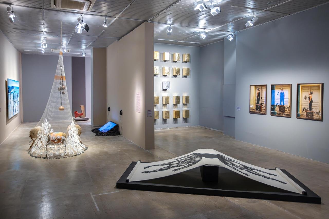 Exposição ‘Transitar o Tempo’, em Vitória, ganha catálogo com obras de 30 artistas capixabas