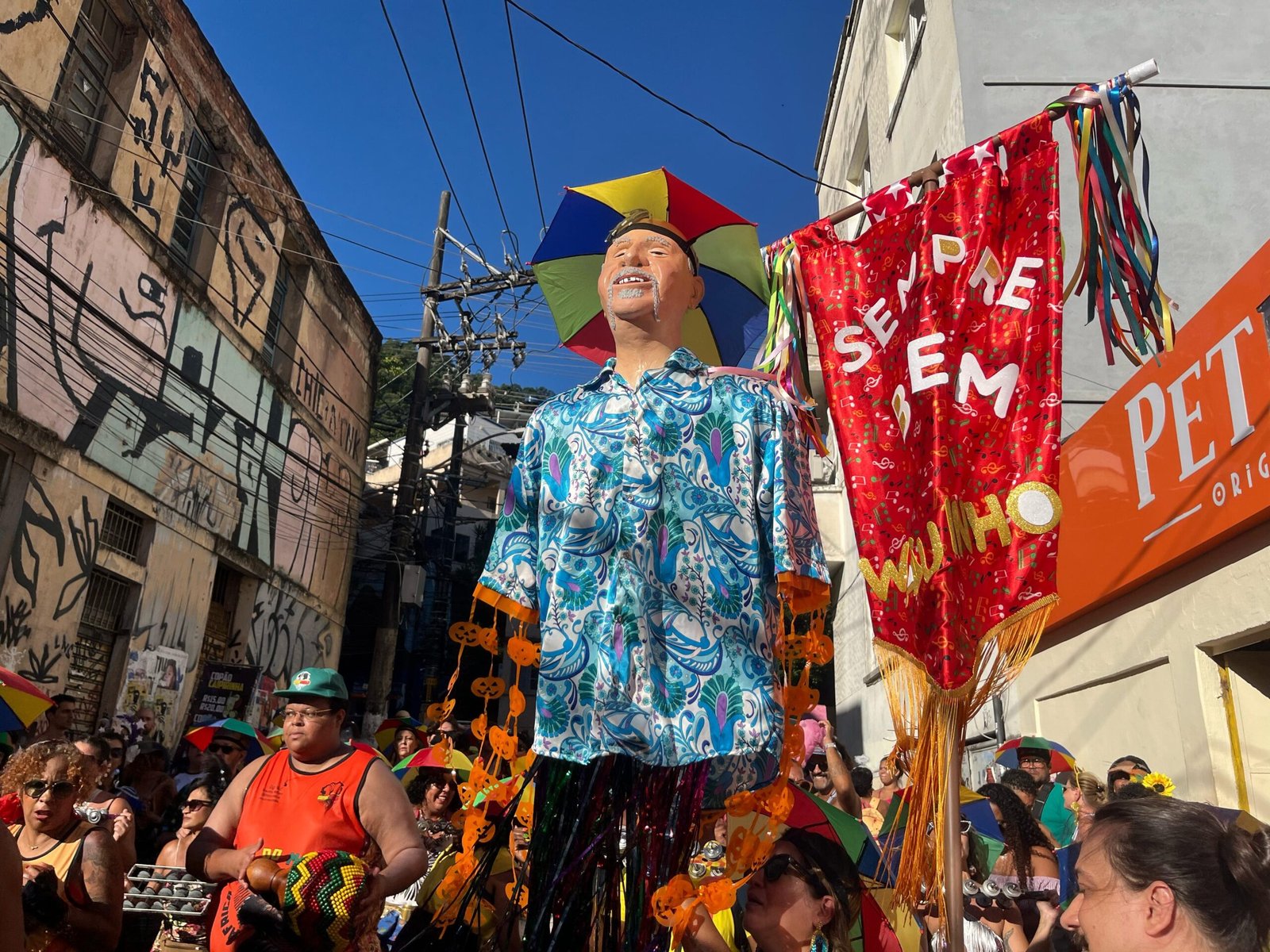 Bloco Prakabá fecha programação de carnaval de Vitória com homenagem a Waguinho