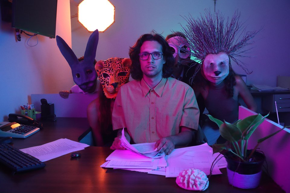 Cantor capixaba Ronnie Silveira lança videoclipe surrealista para a faixa ‘Até’ do EP ‘Ser’