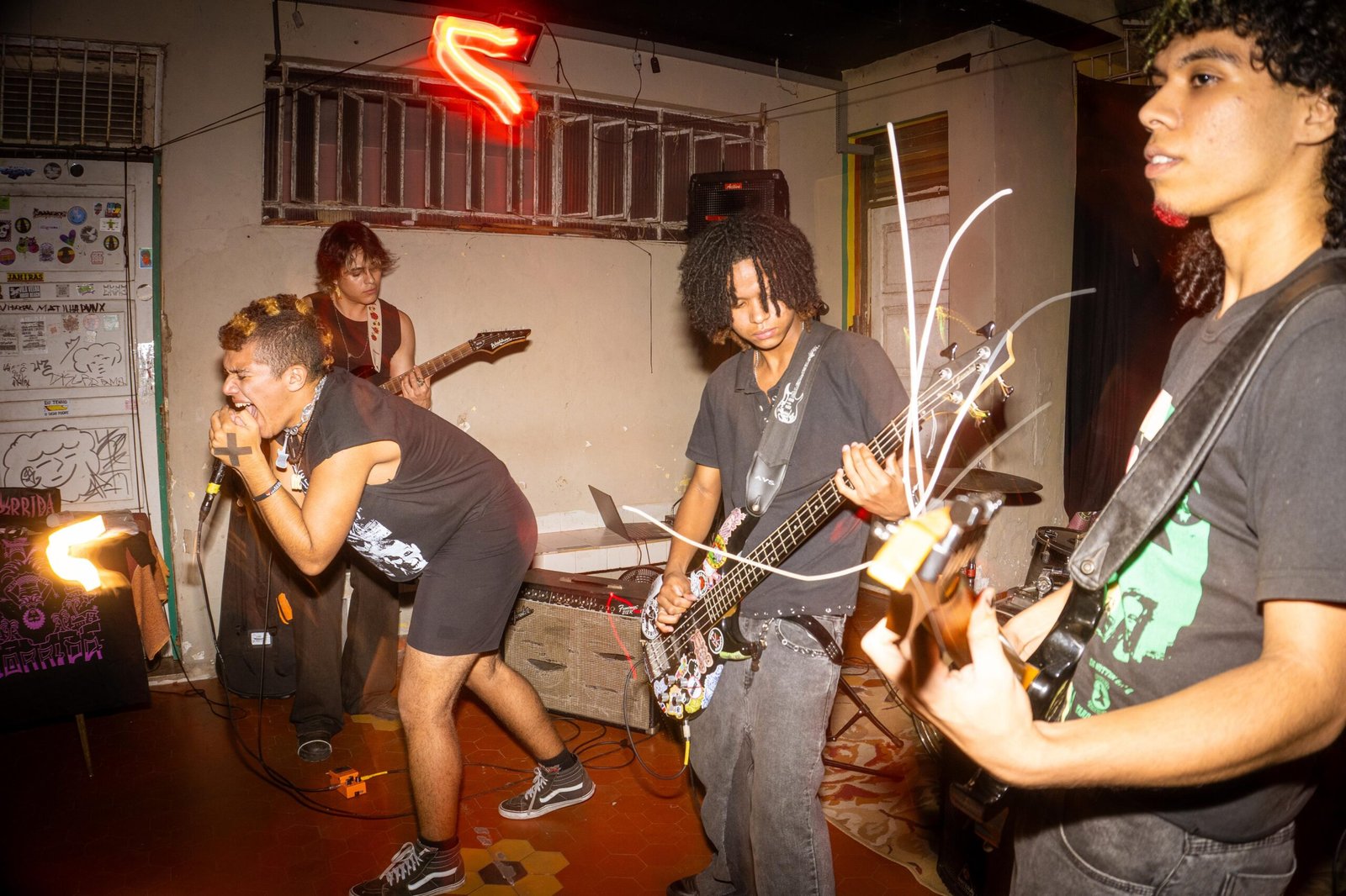 Evento reúne bandas e coletivos da cena hardcore no Centro de Vitória