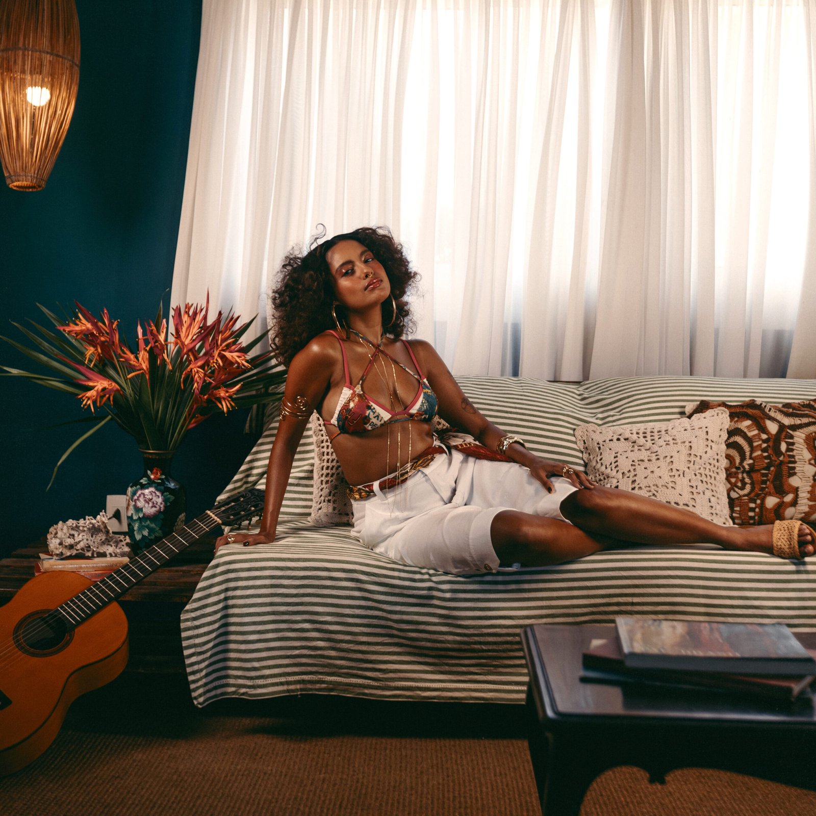 Luiza Dutra lança single ‘Tropical’ e canta a intensidade dos encontros