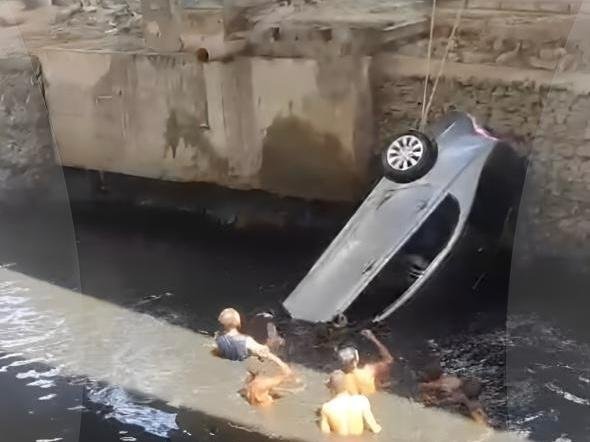 Motorista morre após carro cair em valão em Vila Velha