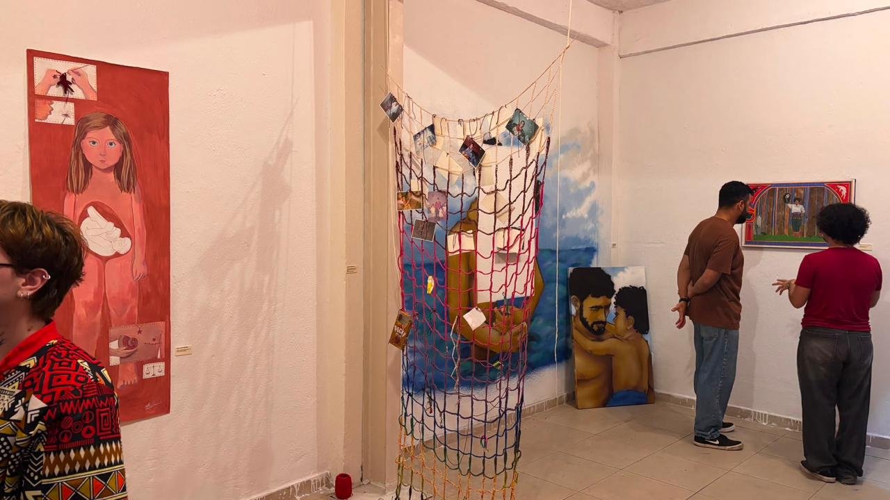 Exposição EKHOS DE NÓS reúne cinco artistas em investigação sobre arte e identidade