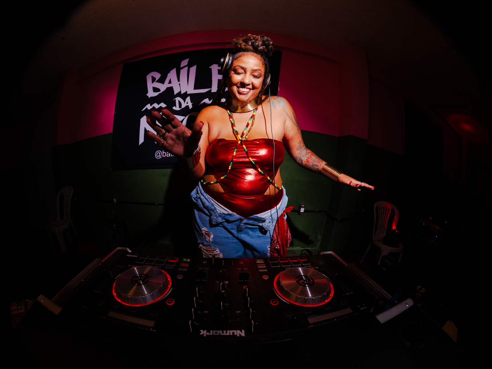 DJ Negana comanda noite para dançar sob a atmosfera sonora afrodiaspórica, em Vitória
